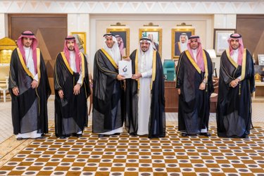 The prince of the Al-Ques region receives the executive head of the Social Development Bank