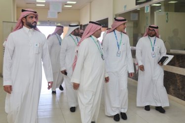 His Excellency the Director-General of the Bank on a visit to the Bank Branch in Riyadh.